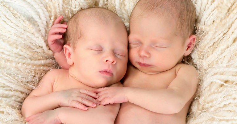 Baby Girl Defies Expectations And Survives To Cuddle Her Twin Brother In Sweet Photo - Featured image