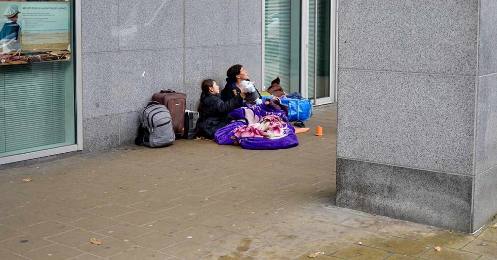 Everyone Judges Poor Kids Holding Piece of Cardboard with “Help Our Mom!” Written on It – Short Story - Featured image