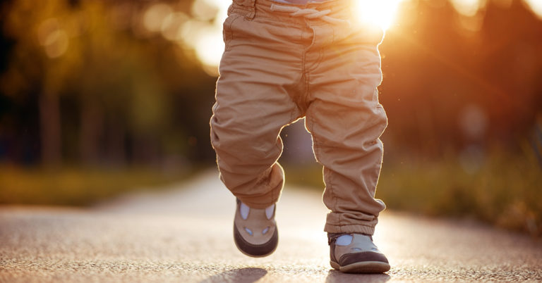 Toddler with Birth Defect Melts Hearts After Showing his Dog he can Walk - Featured image