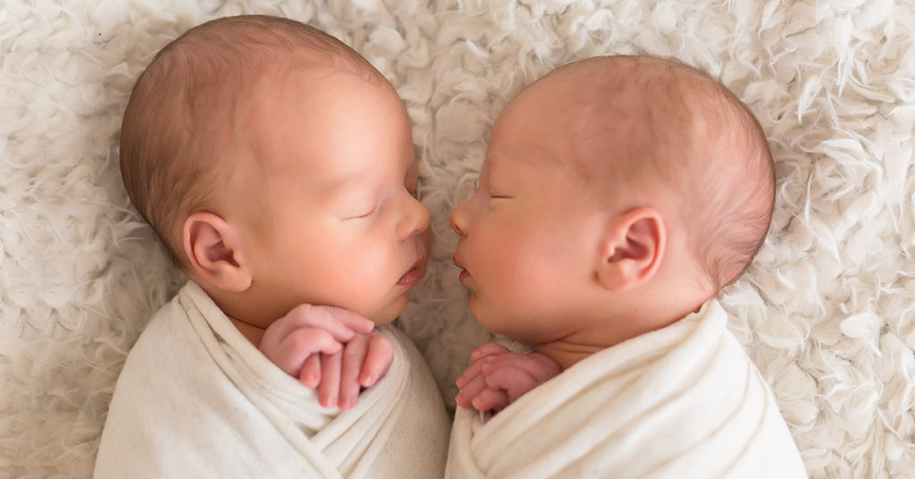 Twins Born Just 15 Minutes Apart Have Different Birthdays in Different Years - Featured image
