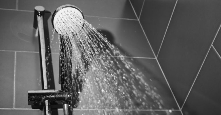 Boy, 5, Ran to Neighbor’s House with Infant Sister to Ask for Help After Mom Suffers Seizure in Shower - Featured image