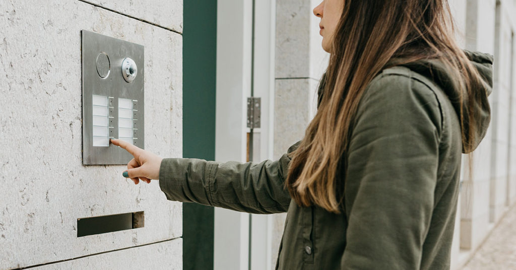 Woman Who Has Never Had Kids Opens the Door and Meets Girl Claiming to Be Her Daughter — a Short Story - Featured image