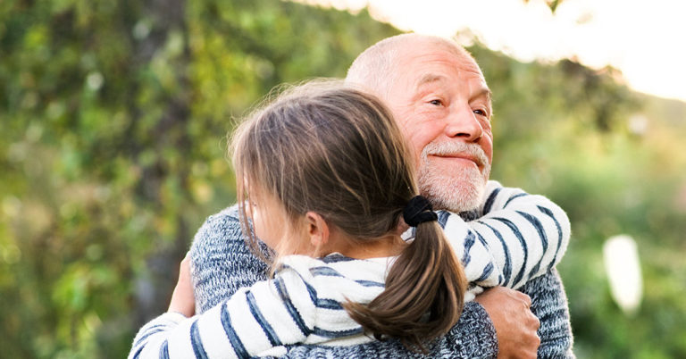 4-Year-Old Girl Asks Elderly Widower at Grocery Store for a Hug, Saves Him from Loneliness - Featured image