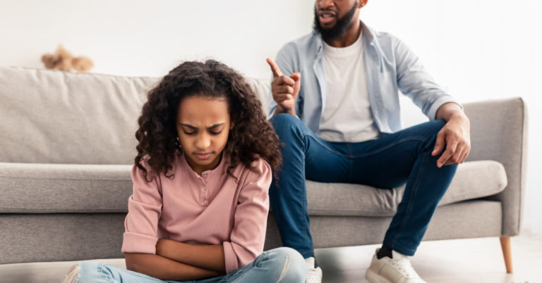 Father takes daughter’s bullying victim on a shopping trip to teach her a lesson - Featured image