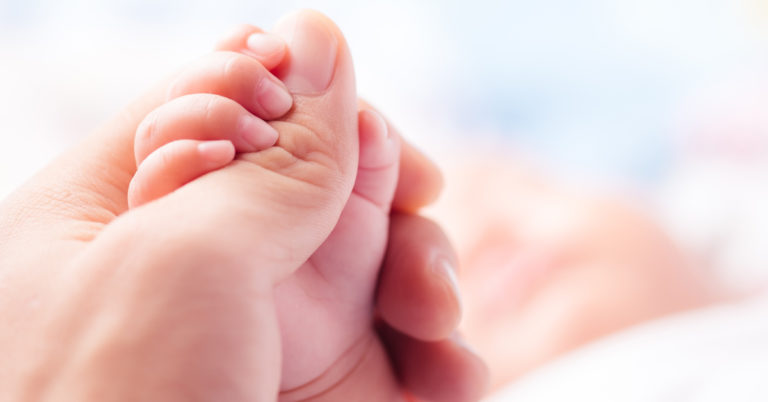 Parents Say Goodbye to Their Baby and Turn off Life Support, He Starts Breathing Immediately - Featured image