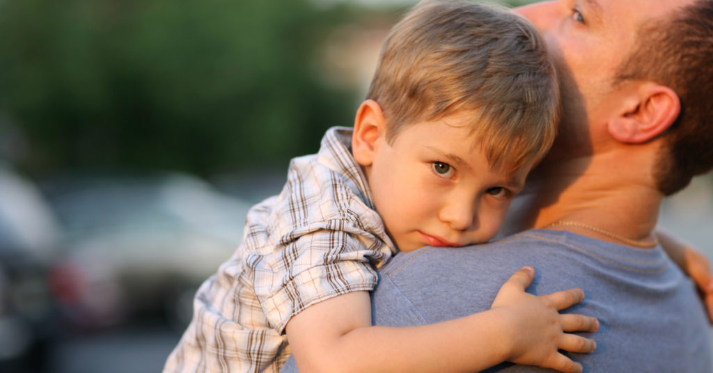 Boy Rushes to Hug Stranger, Doesn’t Know He’s a Grieving Dad Who Lost His Daughter a Week Ago - Featured image