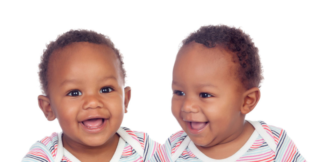 Couple Has 3 Sets Of Twins In 5 Years After Being Told They Can’t Have Kids, They All Share The Same Birthday - Featured image