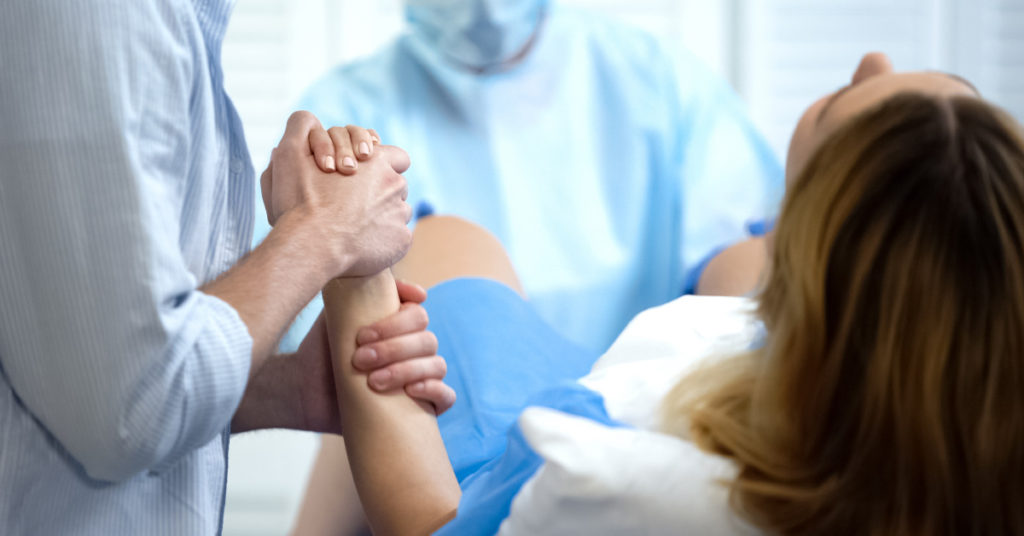 Woman’s Tinder Date Hailed as “Man of the Year” After Becoming Her Birthing Partner on Date #4 - Featured image