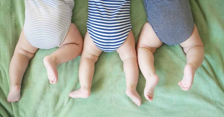 Grandma Raising Triplets All Alone Finds a Note and $300 on a Table at Work One Day - Featured image