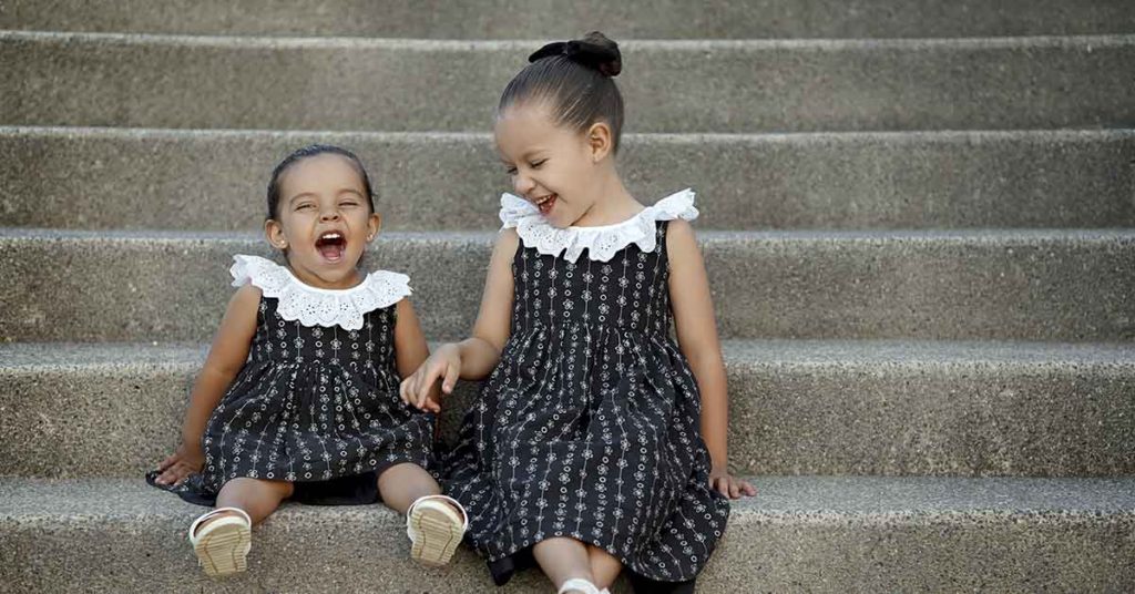 Dad without Arms and Legs Raises 2 Daughters after Their Mom Abandoned Them as Babies - Featured image