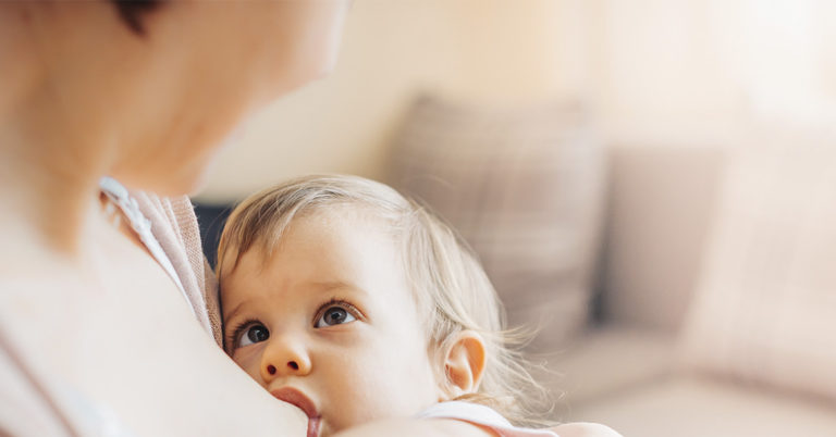 Mom Breastfeeds Her 5 & 6-Year-Old Boys in Public and Says It’s Normal - Featured image