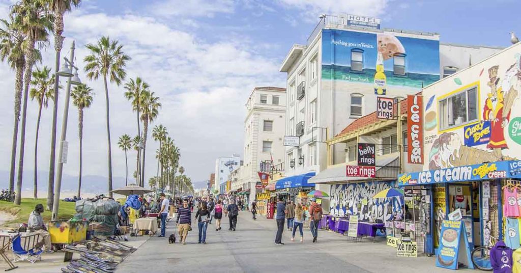 Man Is Certain His Wife Died 3 Years Ago, Accidentally Meets Her on Vacation – a Short Story - Featured image