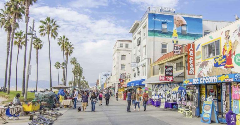 Man Is Certain His Wife Died 3 Years Ago, Accidentally Meets Her on Vacation – a Short Story - Featured image