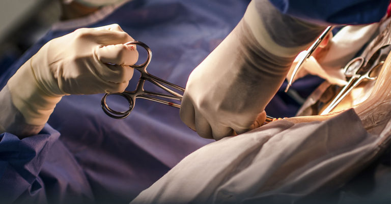 Mom told she has terminal cancer in the middle of her C-section as doctor cries - Featured image