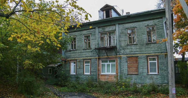 Old Lady Wouldn’t Let Anyone into Her Home for Years Until a Woman Sets Foot Inside – a Short Story - Featured image