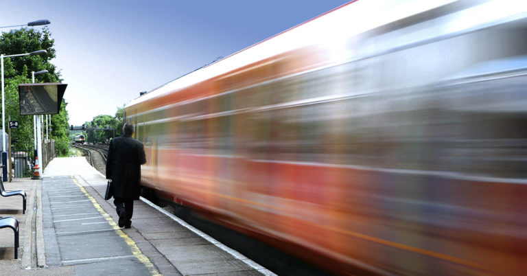 Stranger waits for boy to fall asleep to hand Mom note - Featured image