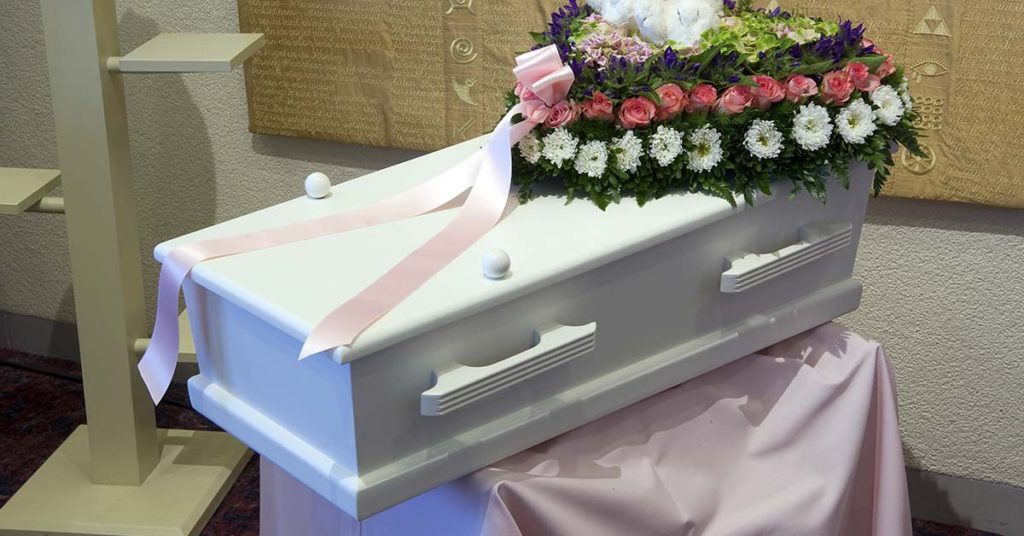 5-Year-Old Brother Carries His Little Sister’s Coffin to Say Goodbye to Her Forever - Featured image