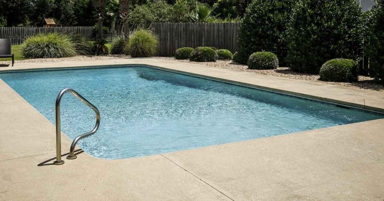 Neighbor Is Enraged After This Woman Doesn’t Allow Their Kids To Use Her Private Pool Since “They’re Just Kids” - Featured image