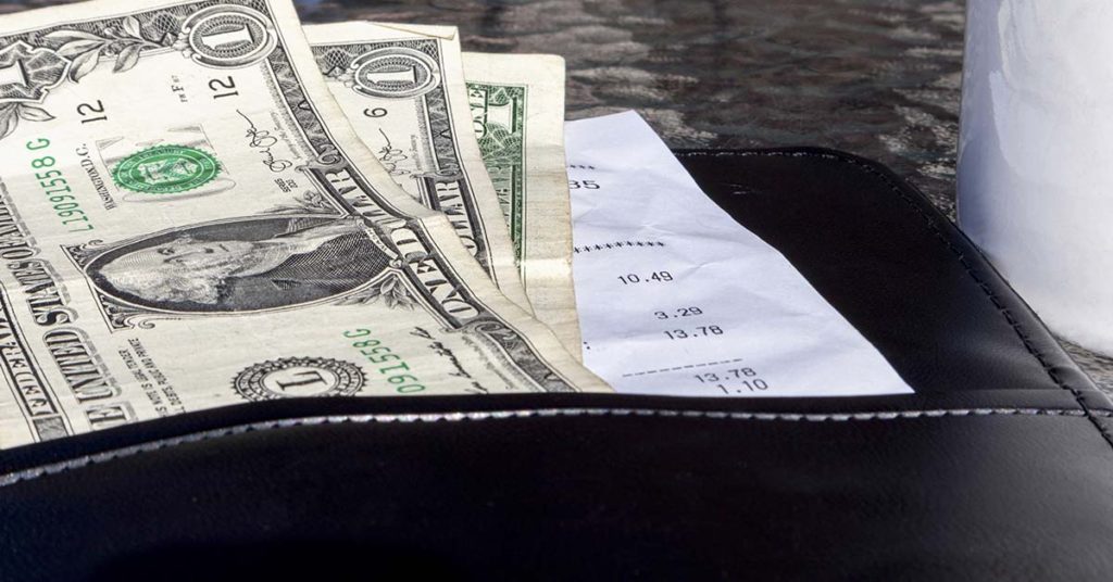 Server Goes on a Rant About Customers Who Don’t Tip Enough, Divides The Internet - Featured image