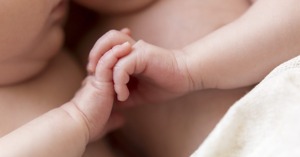 Woman gives birth to twins from 2 different dads, her husband & her lover - Featured image