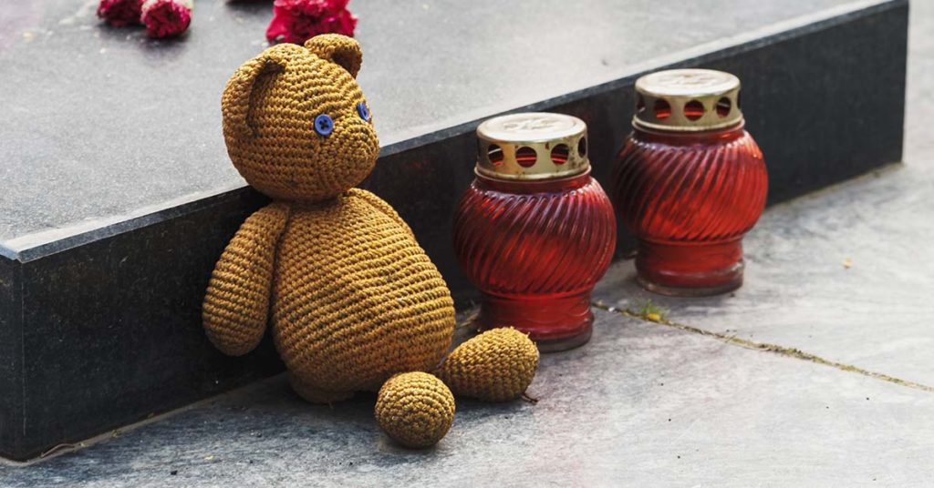 Mom Believes She Saw The Spirit Of Her Dead Daughter Playing With Her Toys At Her Own Grave - Featured image