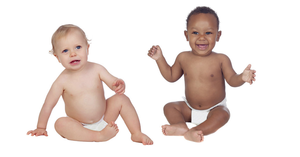 Mom stunned as twins are born with dramatically different skin tones - Featured image