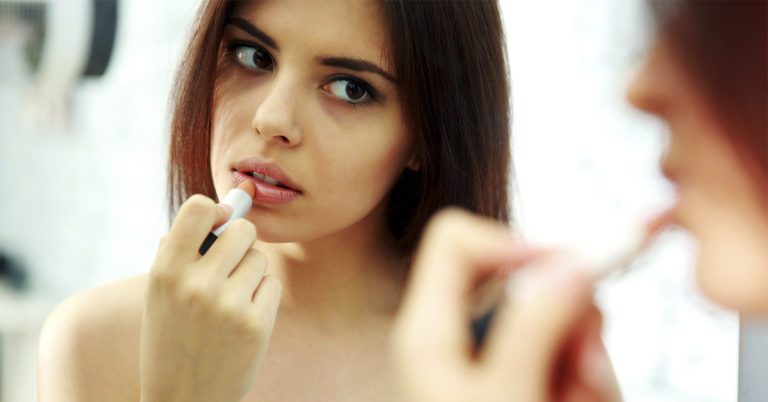 Women Share How Differently They’re Treated Without Makeup - Featured image