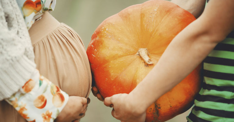 This Is The Most Terrifying Maternity Photo Shoot We’ve Ever Seen (WARNING: Some Images Might Be Too Brutal) - Featured image