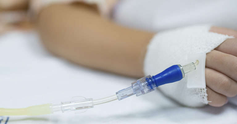 Parents share heartbreaking final photo of them comforting brave daughter hours before she died of cancer - Featured image