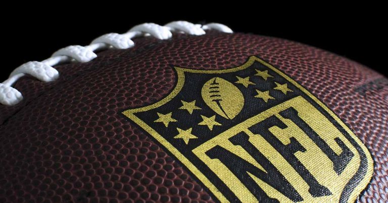 Warrick Dunn: The NFL Player Who Helped Build Over 145 Homes For Single Mothers So They Could Have Better Lives - Featured image