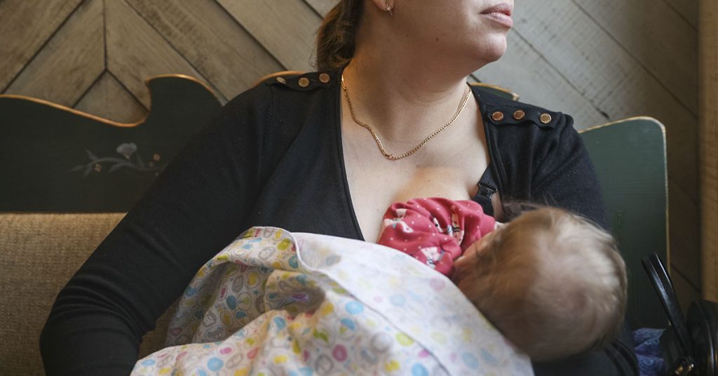 Waitress Gives Mom Free Pizza For Breastfeeding - Featured image
