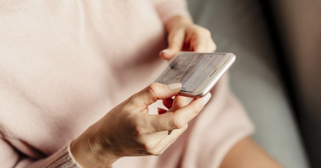 Mom Says She’s Allowed to Snoop Through Her Kids’ Phones Because She Pays for Them - Featured image