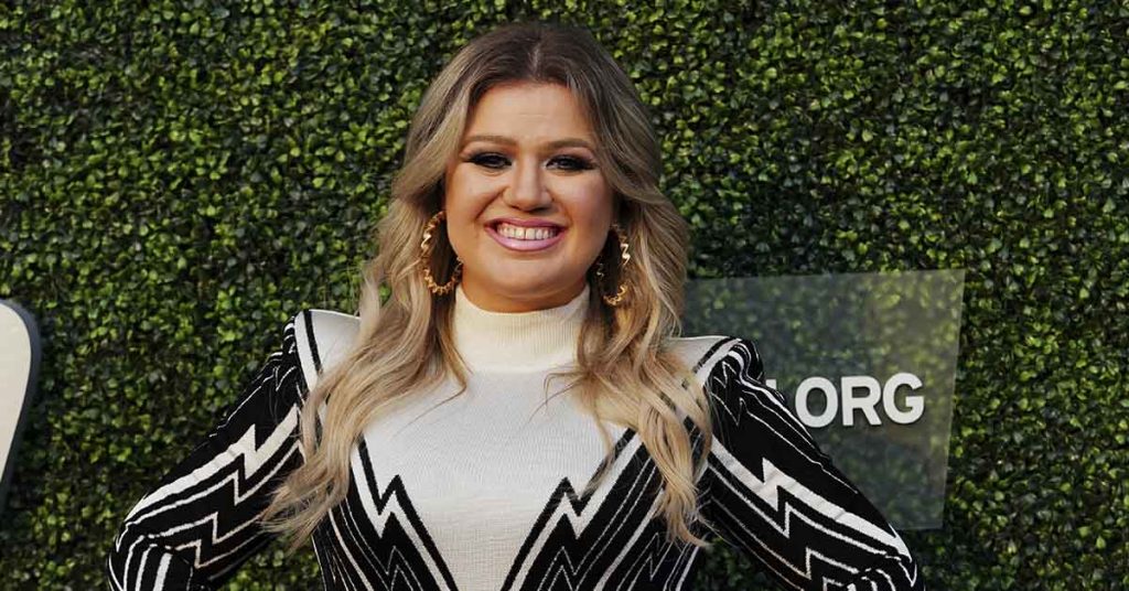 Kelly Clarkson Admitted Spanking Her Children If They Misbehave - Featured image