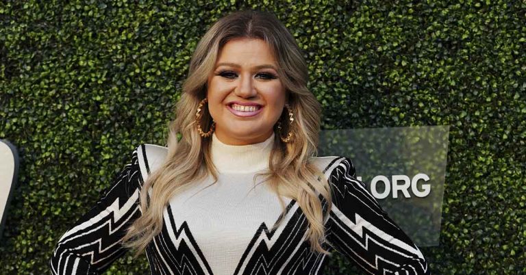 Kelly Clarkson Admitted Spanking Her Children If They Misbehave - Featured image