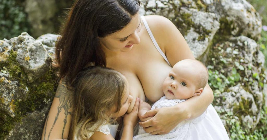  Mom’s Tandem Breastfeeding Photos are Inspiring Thousands - Featured image