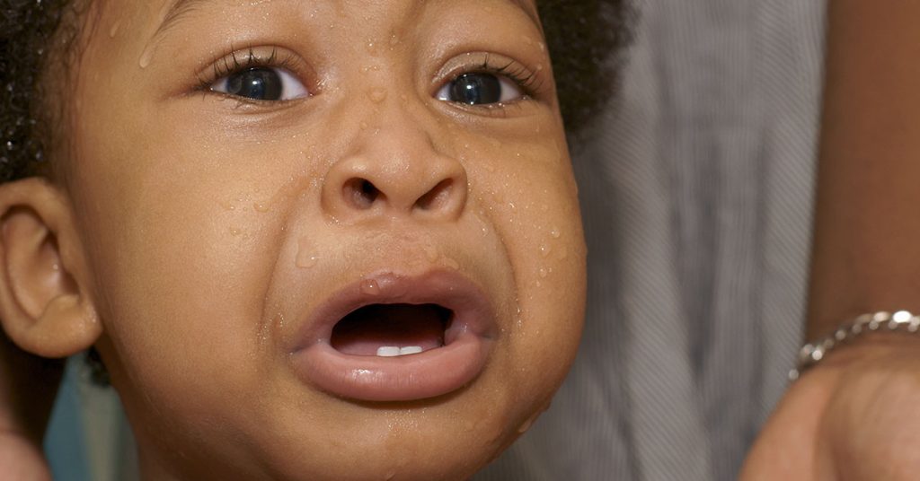 Mom’s simple trick for defusing her toddler’s tantrum is going viral because it works - Featured image