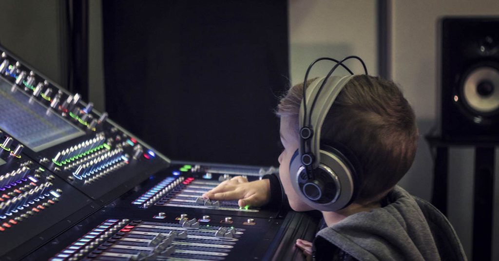 Dad Hears 2-Yr-Old Singing Elvis & Records Cutest Video - Featured image