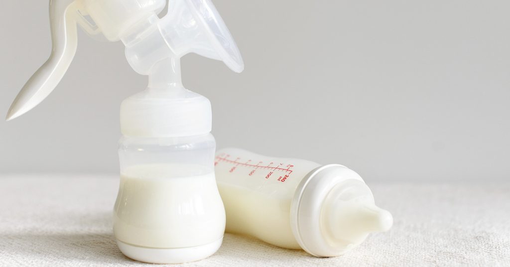 Mom fined $400 while pumping breast milk in passenger seat - Featured image