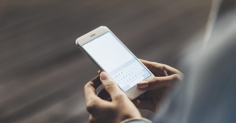 Woman texted positive messages to the wrong number, and now they’re married with 6 children - Featured image