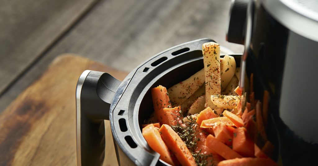 Money-saving expert warns people about using air fryers instead of ovens to cook food - Featured image