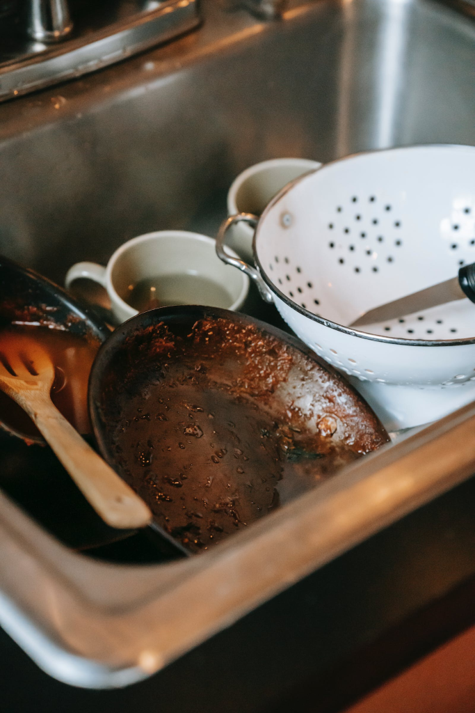 Dirty dishes can be cleaned with salt