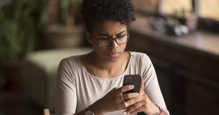 Weird! This Looks Like A Regular Family Photo Until You See What’s Underneath Mom - Featured image