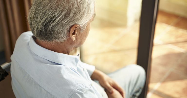 Widower Takes Photo of Late Wife to The Beach Every Day ‘As A Symbol of a Love That Does Not End’ - Featured image