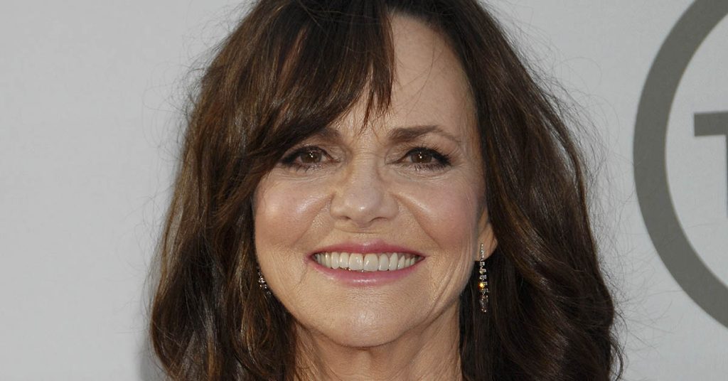 Sally Field, 77, Called ‘Ugly’ after Deciding to Age Naturally – She Found Joy in Being a Grandma of 5 Living in Ocean-View House - Featured image