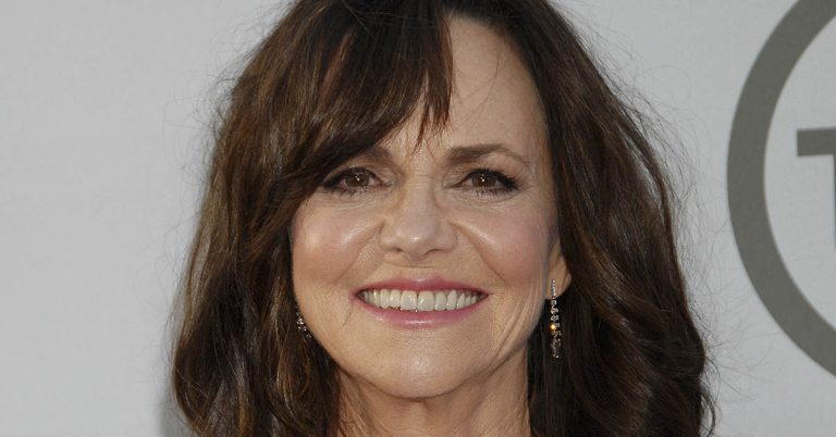 Sally Field, 77, Called ‘Ugly’ after Deciding to Age Naturally – She Found Joy in Being a Grandma of 5 Living in Ocean-View House - Featured image