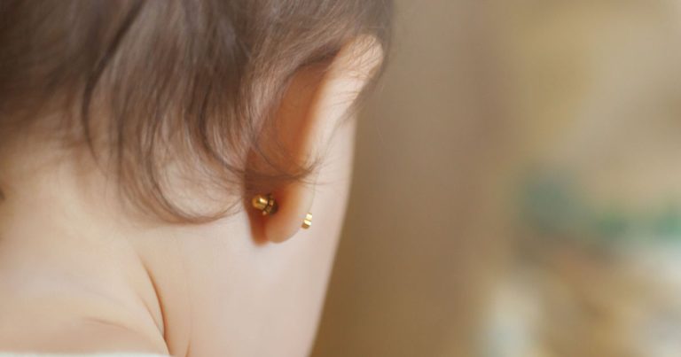 Mother Shares Cute Video of Her Beautiful Baby Girl, but Some Viewers are Outraged After Spotting Small Detail - Featured image