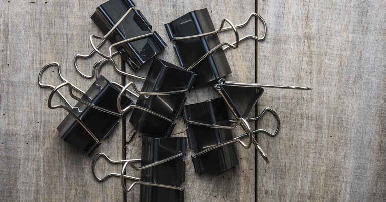 20 Clever Uses For Binder Clips - Featured image