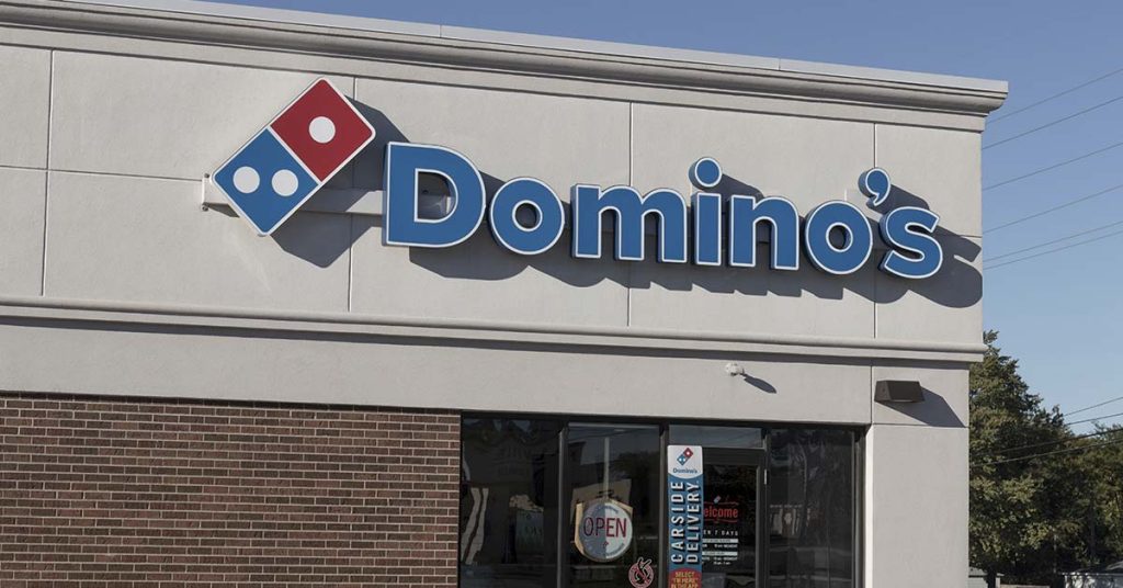 Woman delivers pizza to rusty trailer: Opens the door and makes a shocking discovery - Featured image