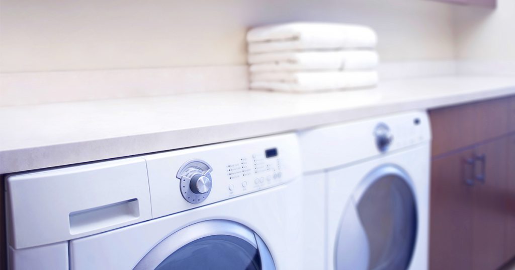 After class mates are bullied for dirty clothes, teen creates laundry room at school - Featured image