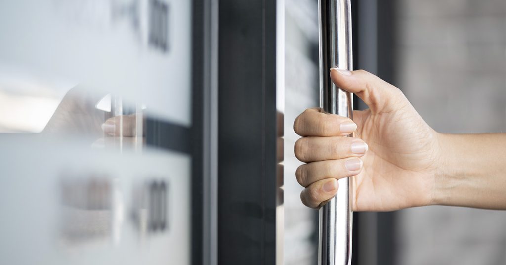 Girl politely holds restaurant door for elderly lady, only to hear woman’s remark and speak up - Featured image